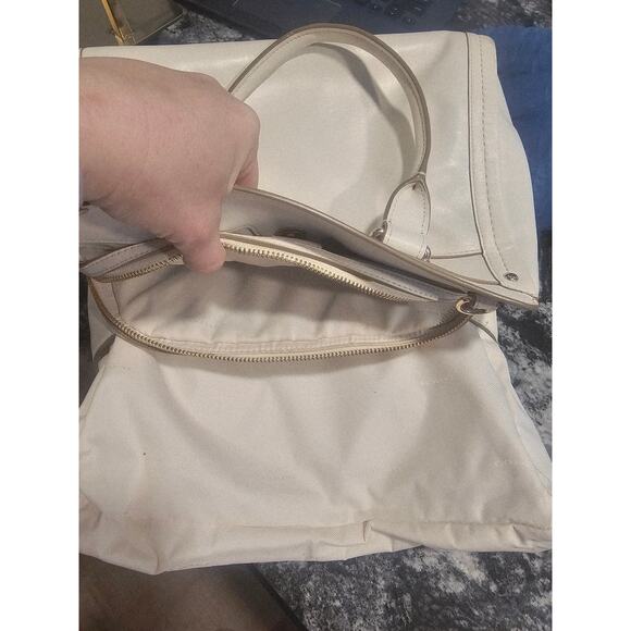 Coach Swagger - Picture 11 of 16